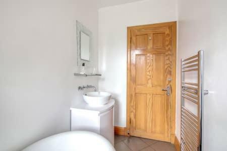 Crewe Apartment - 2 Bed, Free Off Street Parking And Private Garden Edimburgo Esterno foto